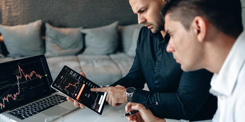 Men evaluating a website performence